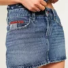 Mini-Skort aus Denim mit niedriger Leibhöhe, mittlerer Waschung und Flaggenstickerei Mini-Skort aus Denim mit niedriger Leibhöhe, mittlerer Waschung und Flaggenstickerei