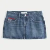 Mini-Skort aus Denim mit niedriger Leibhöhe, mittlerer Waschung und Flaggenstickerei Mini-Skort aus Denim mit niedriger Leibhöhe, mittlerer Waschung und Flaggenstickerei