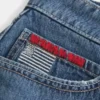 Mini-Skort aus Denim mit niedriger Leibhöhe, mittlerer Waschung und Flaggenstickerei Mini-Skort aus Denim mit niedriger Leibhöhe, mittlerer Waschung und Flaggenstickerei