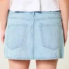Mini-Skort aus Denim mit niedriger Leibhöhe und Eisenbahnstreifen Mini-Skort aus Denim mit niedriger Leibhöhe und Eisenbahnstreifen