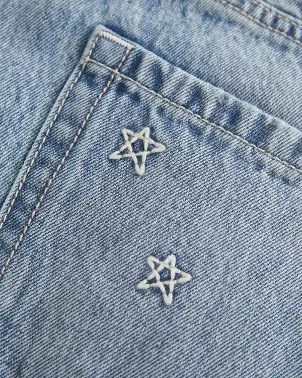 Mini-Skort aus Denim mit niedriger Leibhöhe und Sternstickerei Mini-Skort aus Denim mit niedriger Leibhöhe und Sternstickerei