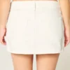 Mini-Skort aus weißem Denim mit niedriger Leibhöhe Mini-Skort aus weißem Denim mit niedriger Leibhöhe