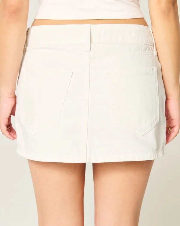 Mini-Skort aus weißem Denim mit niedriger Leibhöhe Mini-Skort aus weißem Denim mit niedriger Leibhöhe