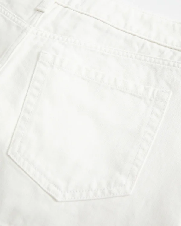 Mini-Skort aus weißem Denim mit niedriger Leibhöhe Mini-Skort aus weißem Denim mit niedriger Leibhöhe