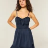 Mini-Strickkleid mit Bindeband vorne Mini-Strickkleid mit Bindeband vorne