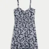 Mini-Strickkleid mit Bindeband vorne Mini-Strickkleid mit Bindeband vorne