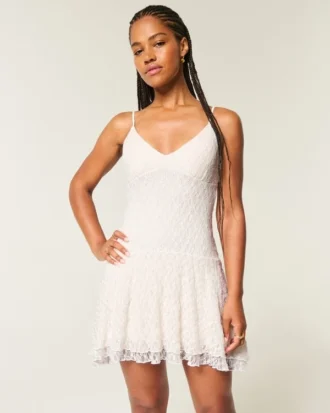 Minikleid mit asymmetrischem Saum und Spitze