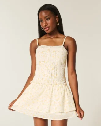 Minikleid mit Spitzenbesatz