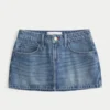Minirock aus Denim mit niedriger Leibhöhe und roten Nähten Minirock aus Denim mit niedriger Leibhöhe und roten Nähten