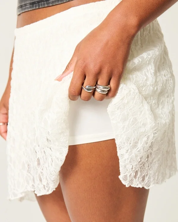 Minirock mit asymmetrischem Saum und Spitze Minirock mit asymmetrischem Saum und Spitze