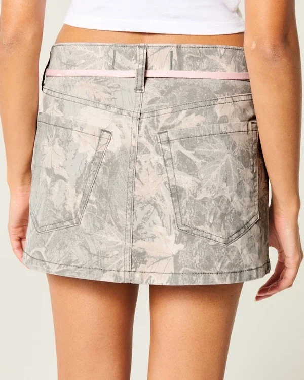 Minirock mit niedriger Taille, rosa Schnürung und Camouflage-Muster Minirock mit niedriger Taille, rosa Schnürung und Camouflage-Muster