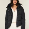 Mit Kunstfell gefütterte Daunenjacke Mit Kunstfell gefütterte Daunenjacke