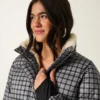 Mit Kunstfell gefütterte Daunenjacke Mit Kunstfell gefütterte Daunenjacke