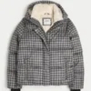 Mit Kunstfell gefütterte Daunenjacke Mit Kunstfell gefütterte Daunenjacke