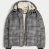 Mit Kunstfell gefütterte Daunenjacke Mit Kunstfell gefütterte Daunenjacke