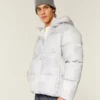 Mit Kunstfell gefütterte Daunenjacke mit Kapuze Mit Kunstfell gefütterte Daunenjacke mit Kapuze
