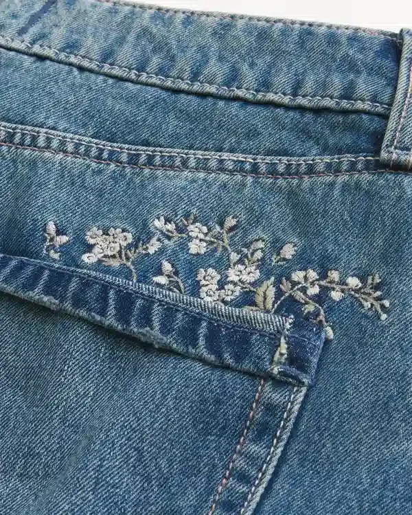 Mittlerer Waschgang Bestickter Denim-Minirock Mittlerer Waschgang Bestickter Denim-Minirock