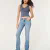 Niedrig geschnittene Bootcut-Jeans in heller Waschung