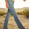 Niedrig geschnittene Bootcut-Jeans in heller Waschung