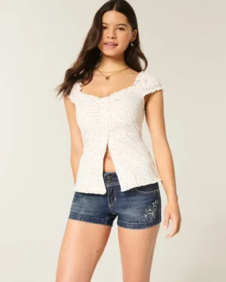 Niedrig geschnittene, dunkel gewaschene, bestickte Denim-Shorts