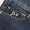 Niedrig geschnittene, dunkel gewaschene, bestickte Denim-Shorts Niedrig geschnittene, dunkel gewaschene, bestickte Denim-Shorts