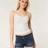Niedrig geschnittene kurze Jeansshorts in dunkler Waschung