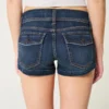 Niedrig geschnittene kurze Jeansshorts in dunkler Waschung