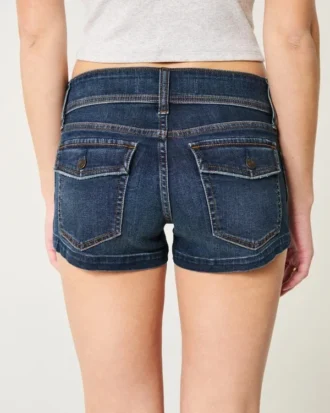Niedrig geschnittene kurze Jeansshorts in dunkler Waschung