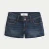 Niedrig geschnittene kurze Jeansshorts in dunkler Waschung
