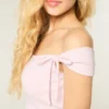 Off-Shoulder-Top mit gebundenen Ärmeln Off-Shoulder-Top mit gebundenen Ärmeln