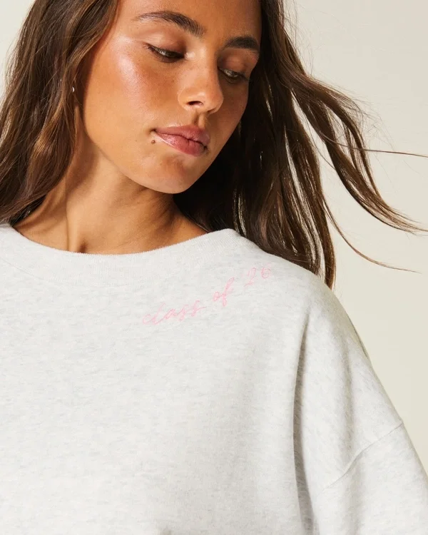 Oversized-Sweatshirt mit Schleife auf dem Rücken „Class of ’26” Oversized-Sweatshirt mit Schleife auf dem Rücken „Class of ’26”