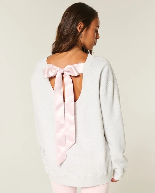 Oversized-Sweatshirt mit Schleife auf dem Rücken „Class of ’26” Oversized-Sweatshirt mit Schleife auf dem Rücken „Class of ’26”