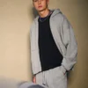 Rechteckig geschnittener Hoodie mit Reißverschluss und Nieten Rechteckig geschnittener Hoodie mit Reißverschluss und Nieten