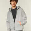 Rechteckig geschnittener Hoodie mit Reißverschluss und Nieten Rechteckig geschnittener Hoodie mit Reißverschluss und Nieten