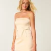 Satin-Bodycon-Kleid mit Schleife und trägerlosem Ausschnitt Satin-Bodycon-Kleid mit Schleife und trägerlosem Ausschnitt