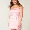 Satin-Bodycon-Kleid mit Schleife und trägerlosem Ausschnitt Satin-Bodycon-Kleid mit Schleife und trägerlosem Ausschnitt