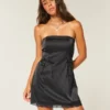 Satin-Bodycon-Kleid mit Schleife und trägerlosem Ausschnitt Satin-Bodycon-Kleid mit Schleife und trägerlosem Ausschnitt