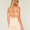 Satin-Bodycon-Kleid mit Schleife und trägerlosem Ausschnitt Satin-Bodycon-Kleid mit Schleife und trägerlosem Ausschnitt