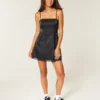 Satin-Bodycon-Kleid mit Schleife und trägerlosem Ausschnitt Satin-Bodycon-Kleid mit Schleife und trägerlosem Ausschnitt