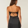 Satin-Bodycon-Kleid mit Schleife und trägerlosem Ausschnitt Satin-Bodycon-Kleid mit Schleife und trägerlosem Ausschnitt