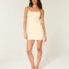 Satin-Kleid mit Schleife am Rücken Satin-Kleid mit Schleife am Rücken