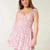 Schulterfreies Minikleid mit asymmetrischem Saum Schulterfreies Minikleid mit asymmetrischem Saum
