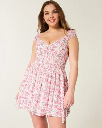 Schulterfreies Minikleid mit asymmetrischem Saum
