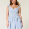 Schulterfreies Minikleid mit asymmetrischem Saum Schulterfreies Minikleid mit asymmetrischem Saum