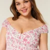Schulterfreies Minikleid mit asymmetrischem Saum Schulterfreies Minikleid mit asymmetrischem Saum