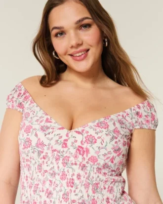 Schulterfreies Minikleid mit asymmetrischem Saum