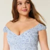 Schulterfreies Minikleid mit asymmetrischem Saum Schulterfreies Minikleid mit asymmetrischem Saum