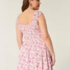 Schulterfreies Minikleid mit asymmetrischem Saum Schulterfreies Minikleid mit asymmetrischem Saum