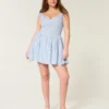 Schulterfreies Minikleid mit asymmetrischem Saum Schulterfreies Minikleid mit asymmetrischem Saum