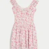 Schulterfreies Minikleid mit asymmetrischem Saum Schulterfreies Minikleid mit asymmetrischem Saum